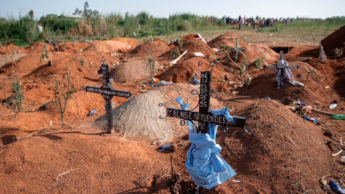 (Archivo) Imágenes de los cementerios en RD Congo por el ébola