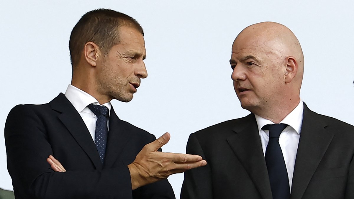 Aleksander Ceferin (left) talks with Gianni Infantino (right)