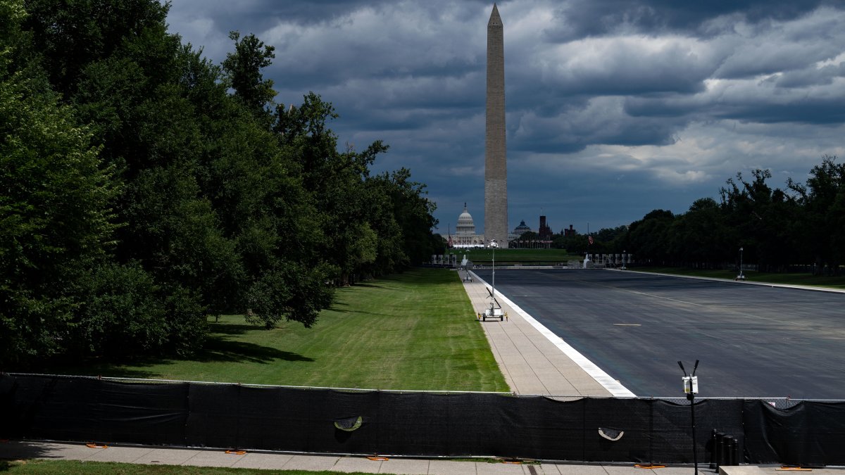 El estanque reflectante del Monumento a Lincoln, vacío y cercado, y sus senderos circundantes se ven en el National Mall de Washington DC, el 30 de julio de 2026.