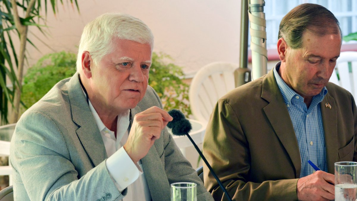 El representante John Larson, el 27 de mayo de 2015 en La Habana.