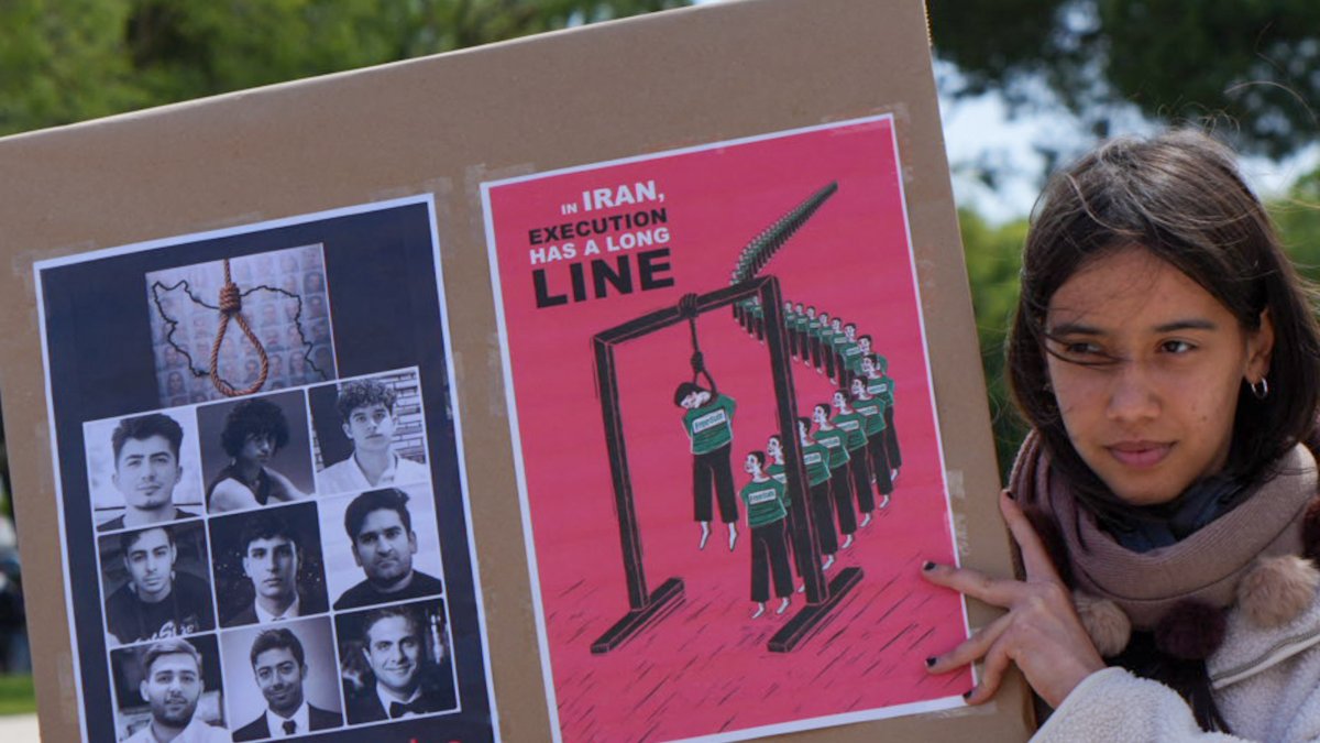 Una persona sostiene una pancarta contra las ejecuciones en Irán - Imagen de Archivo