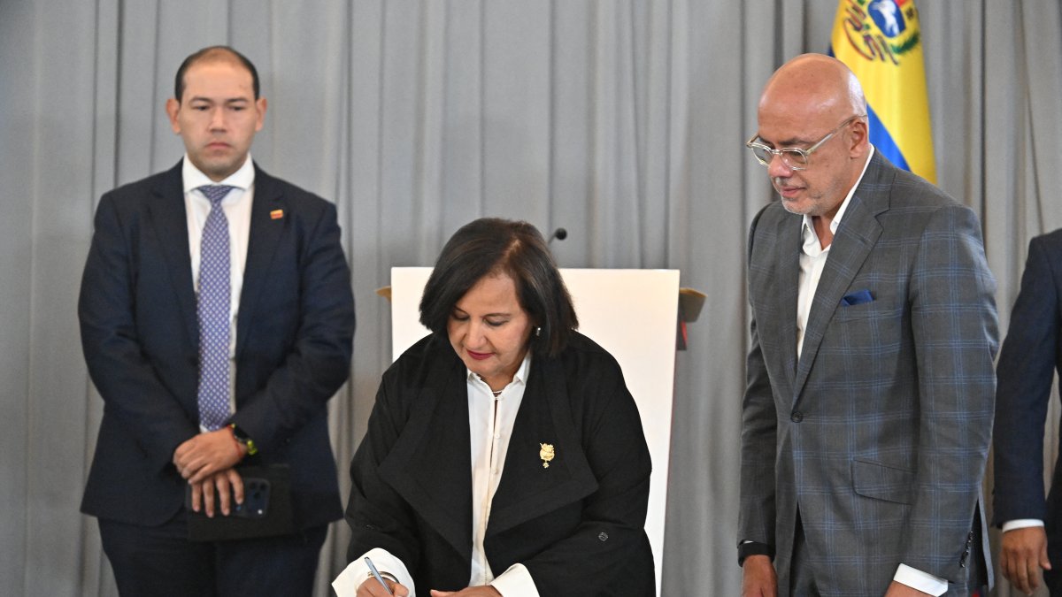 Dinorah Figuera and Jorge Rodríguez at the signing of the agreements reached on August 12.