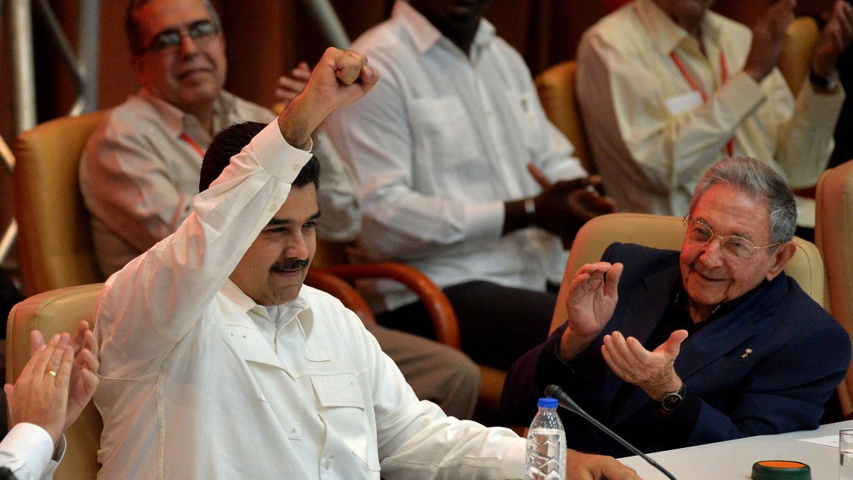 Former Venezuelan dictator Nicolás Maduro and Cuba's Raúl Castro (File photo)