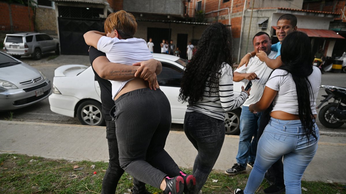 Algunos presos políticos se reúnen con sus familiares tras ser liberados este 14 de agosto.