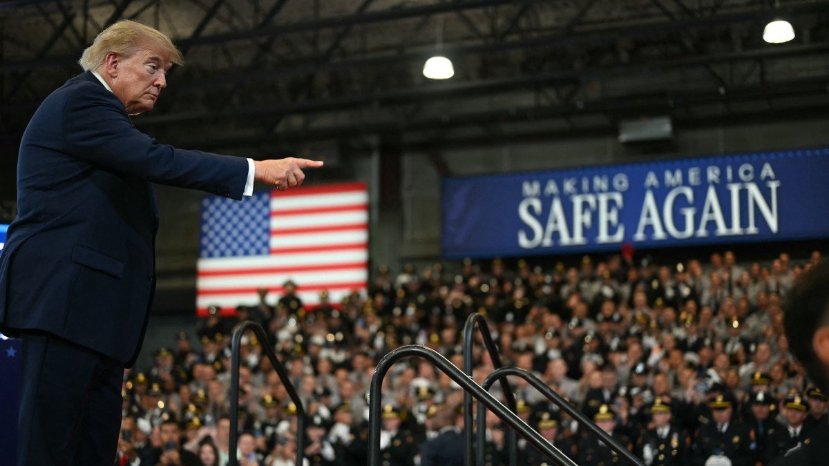 Donald Trump señala a la multitud al retirarse tras pronunciar un discurso en el Condado de Nassau