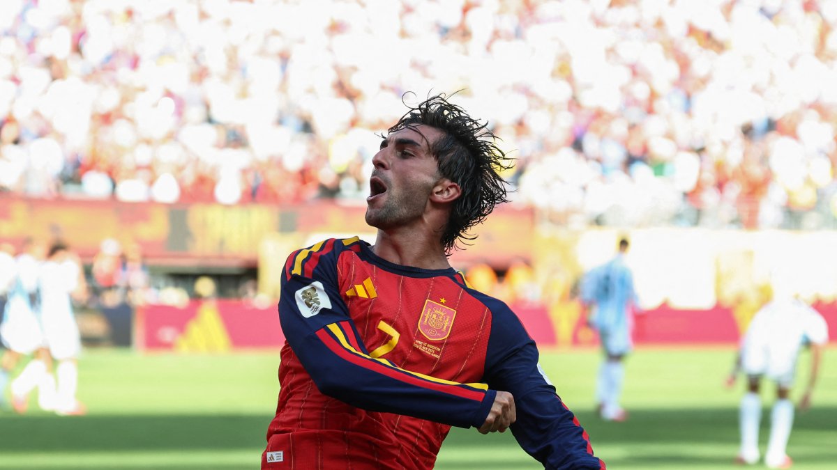 El delantero español n.º 7, Ferran Torres, celebra el gol de su equipo contra Argentina.