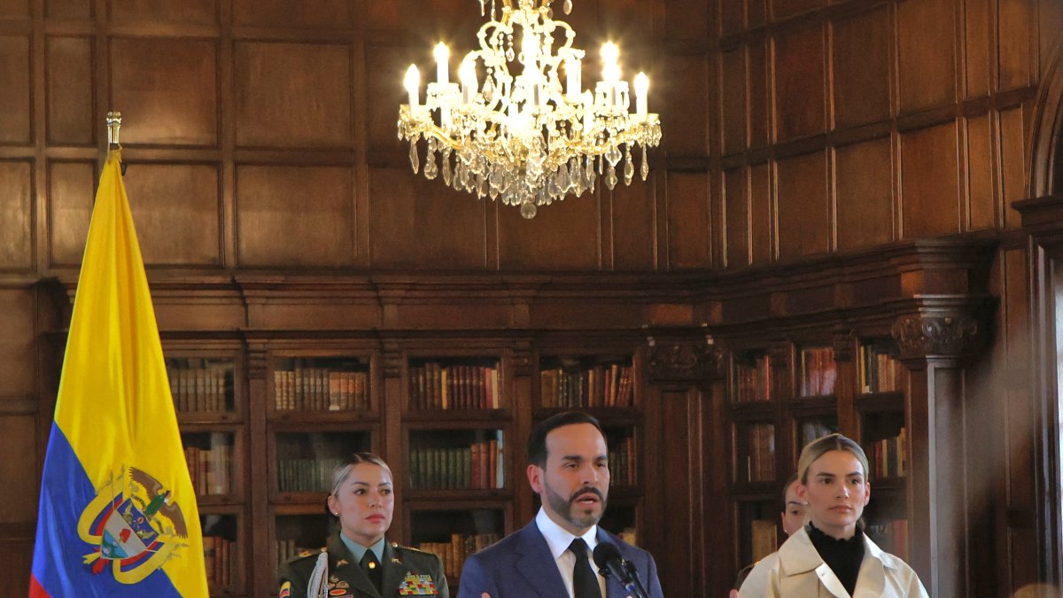El presidente Abelardo De la Espriella dirigiéndose a los colombianos después del terremoto de esta semana.