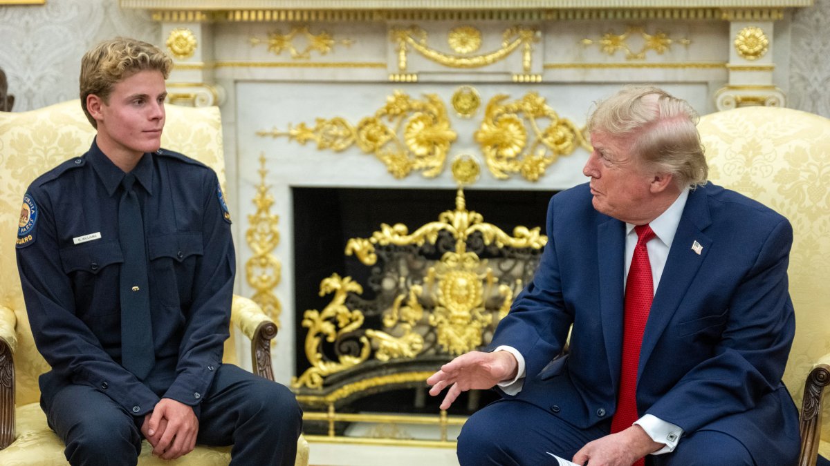El presidente Donald Trump junto al salvavidas Ryder Williams, este lunes en la Oficina Oval.