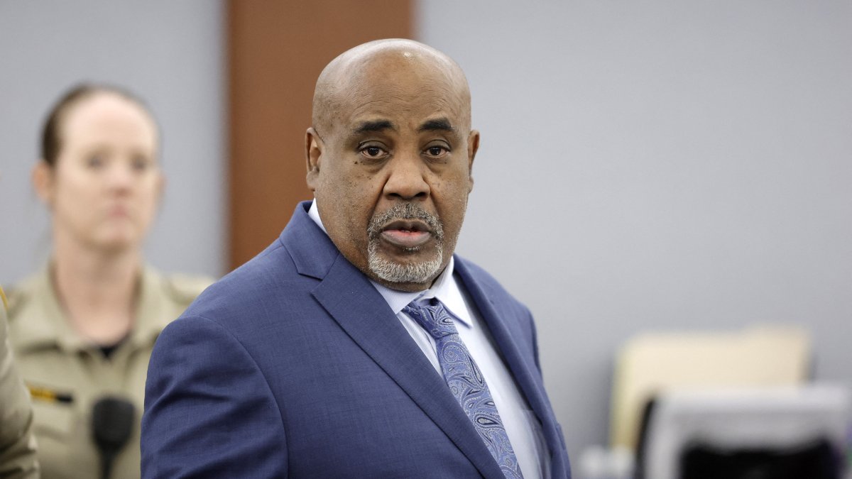 Duane Davis entra a la sala del tribunal tras un receso en su juicio por asesinato, este 17 de agosto.