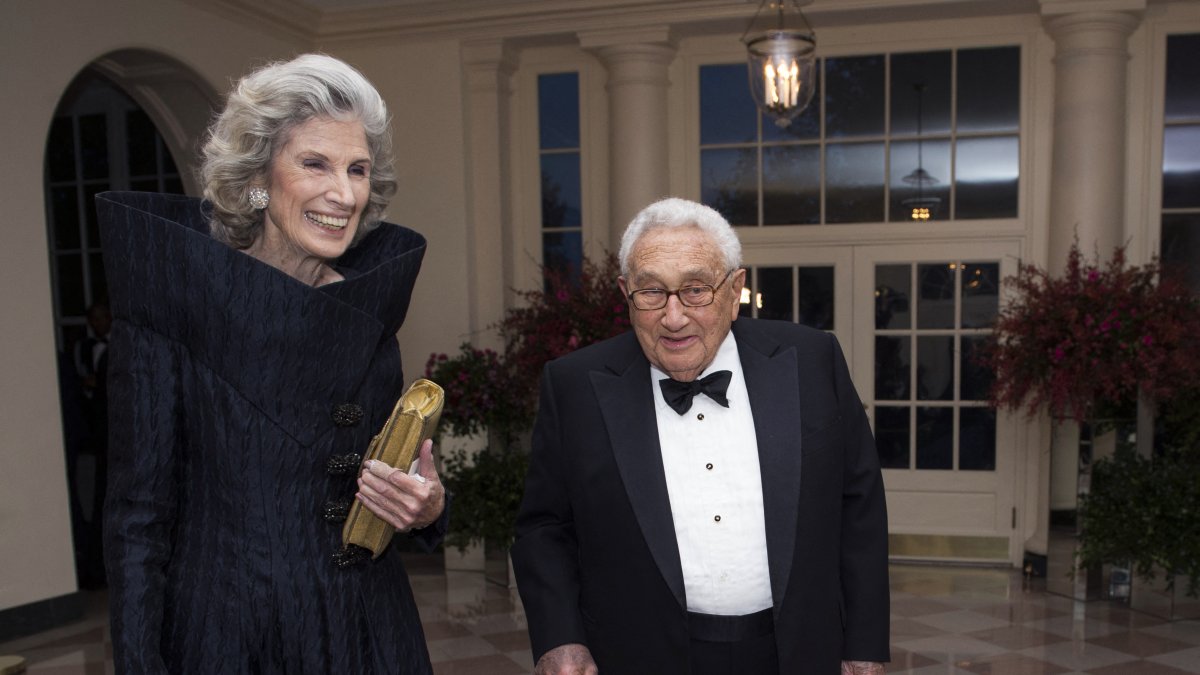 Henry Kissinger y su esposa Nancy llegan a la Casa Blanca para asistir a una cena de Estado.
