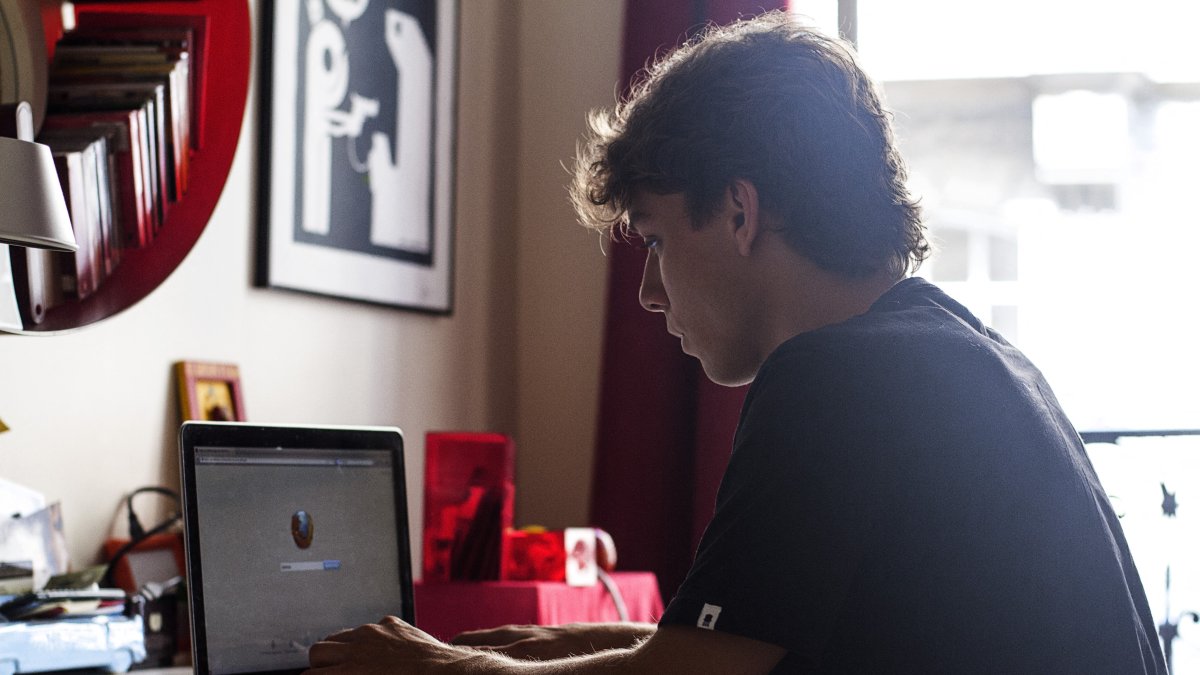 Adolescente trabajando en una laptop (Archivo)