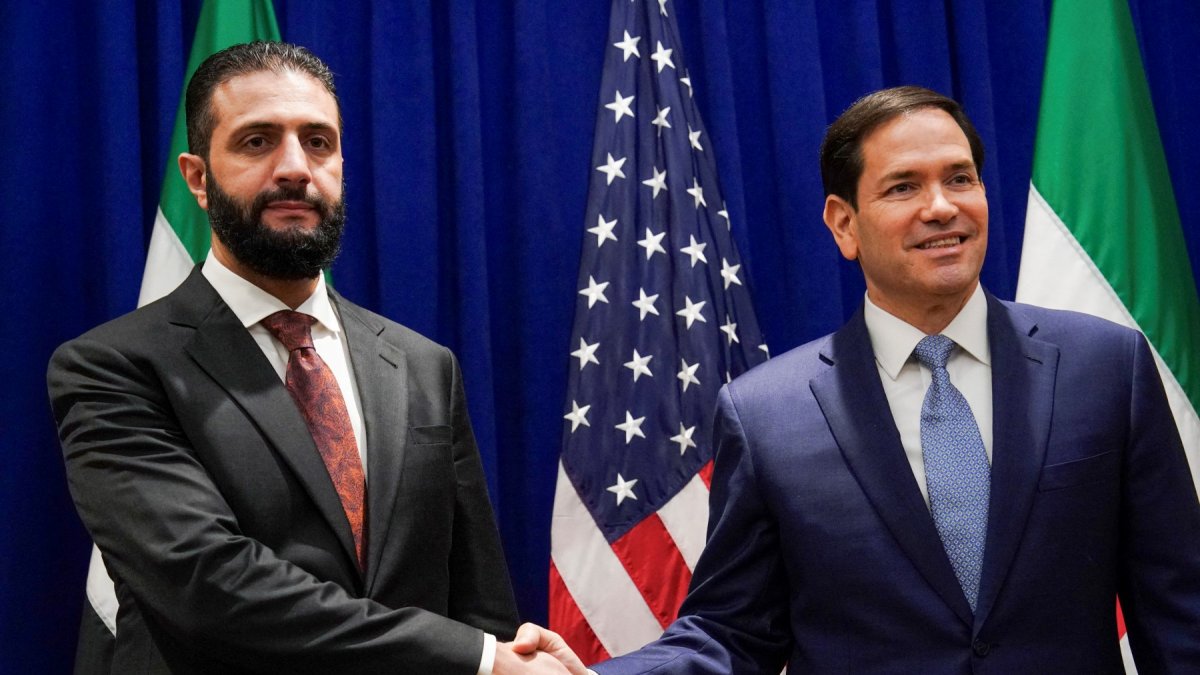 El secretario Marco Rubio (derecha), se reúne con el presidente sirio Ahmed al-Sharaa