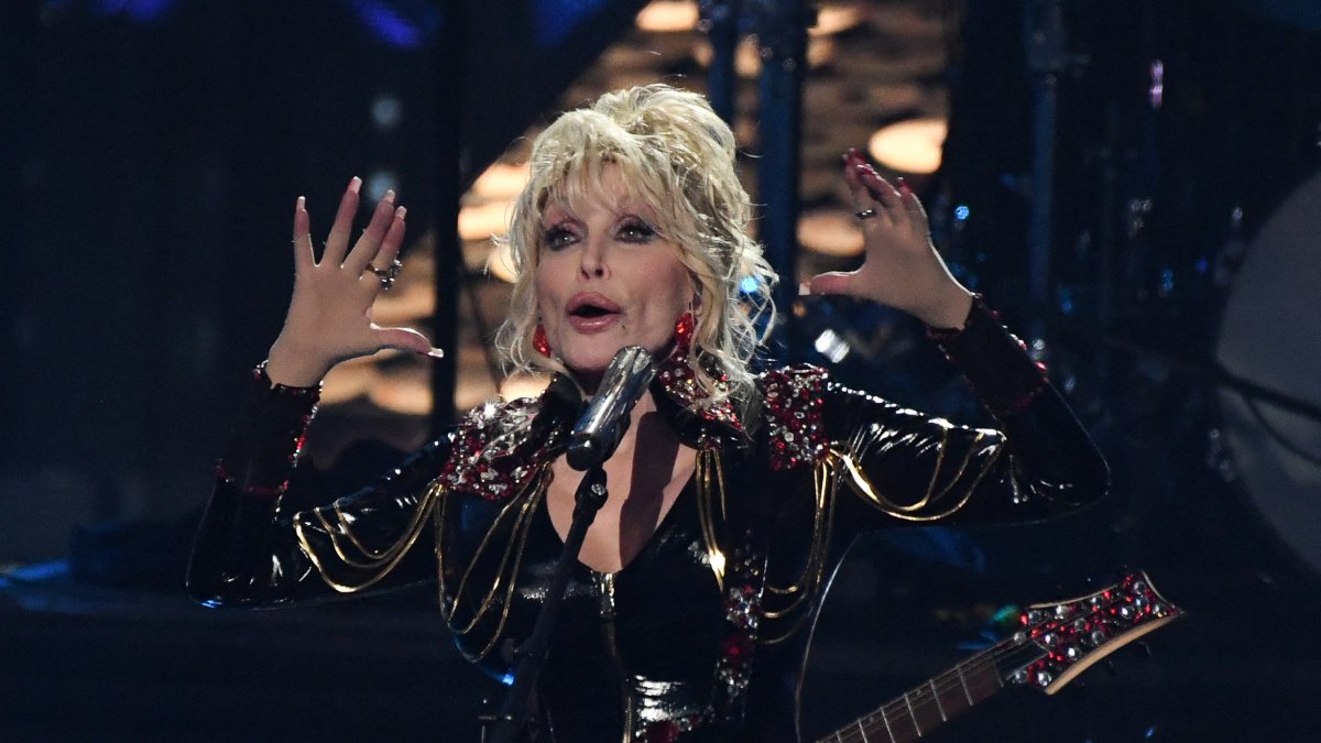 Dolly Parton se presenta durante la 37.ª ceremonia anual de incorporación al Salón de la Fama del Rock and Roll