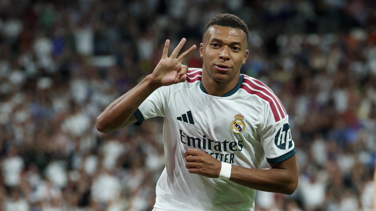 Kylian Mbappé celebra su hat-trick este miércoles en el Bernabéu.