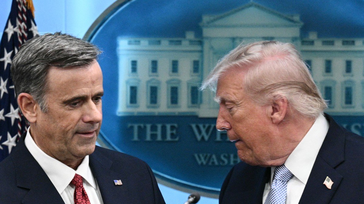 Donald Trump (right) gives the floor to CIA Director John Ratcliffe (left)