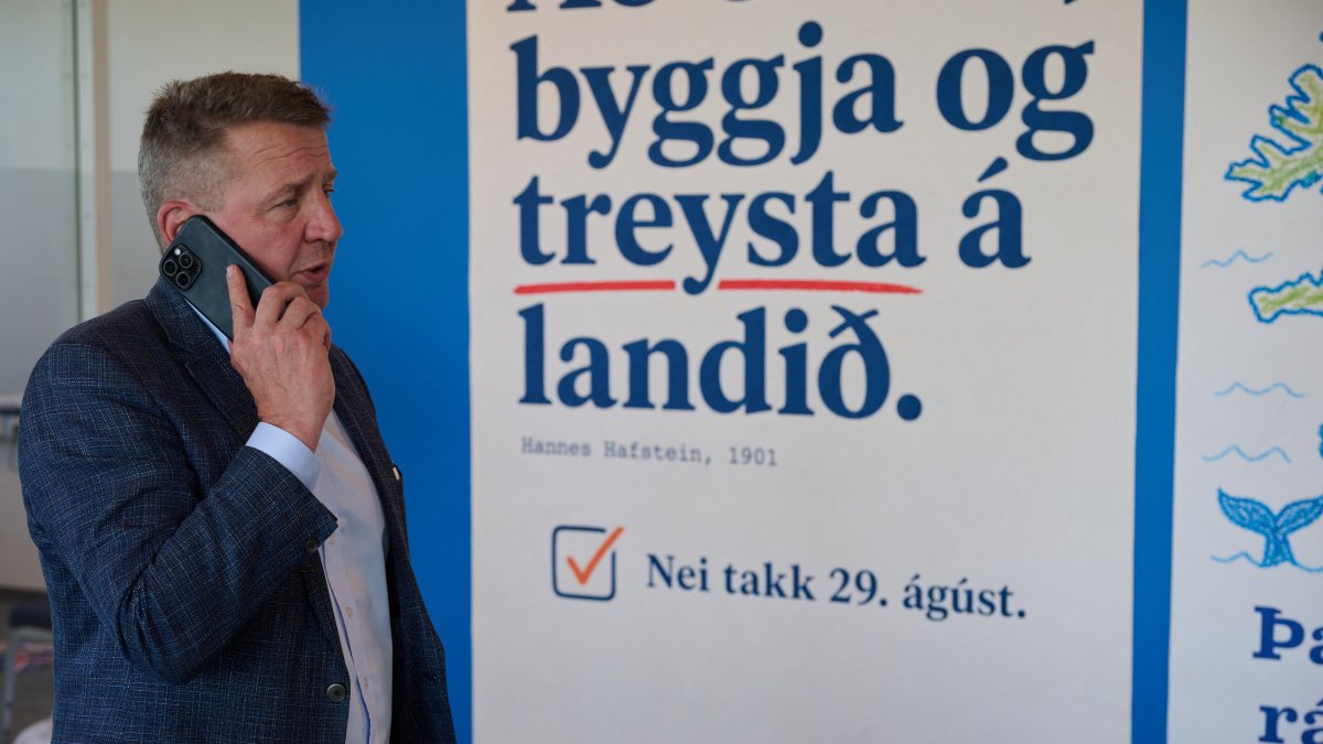 El exministro de Asuntos Exteriores de Islandia, Gudlaugur Thor Thordarson, aparece en la sede de Afram Island
