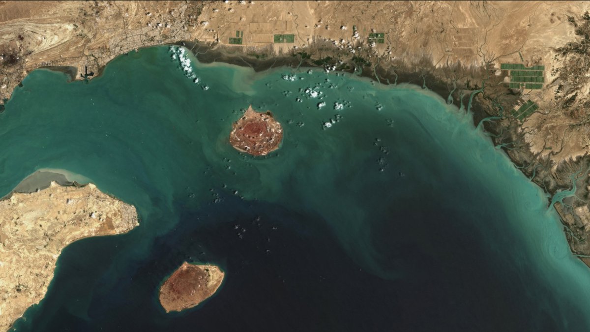 Esta imagen satelital muestra una vista panorámica de la parte norte del Estrecho de Ormuz