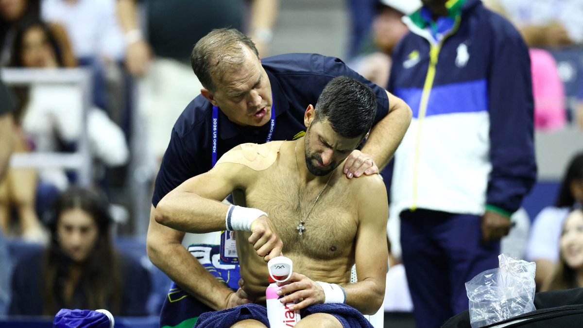 Novak Djokovic recibe tratamiento médico durante el partido ante Navone