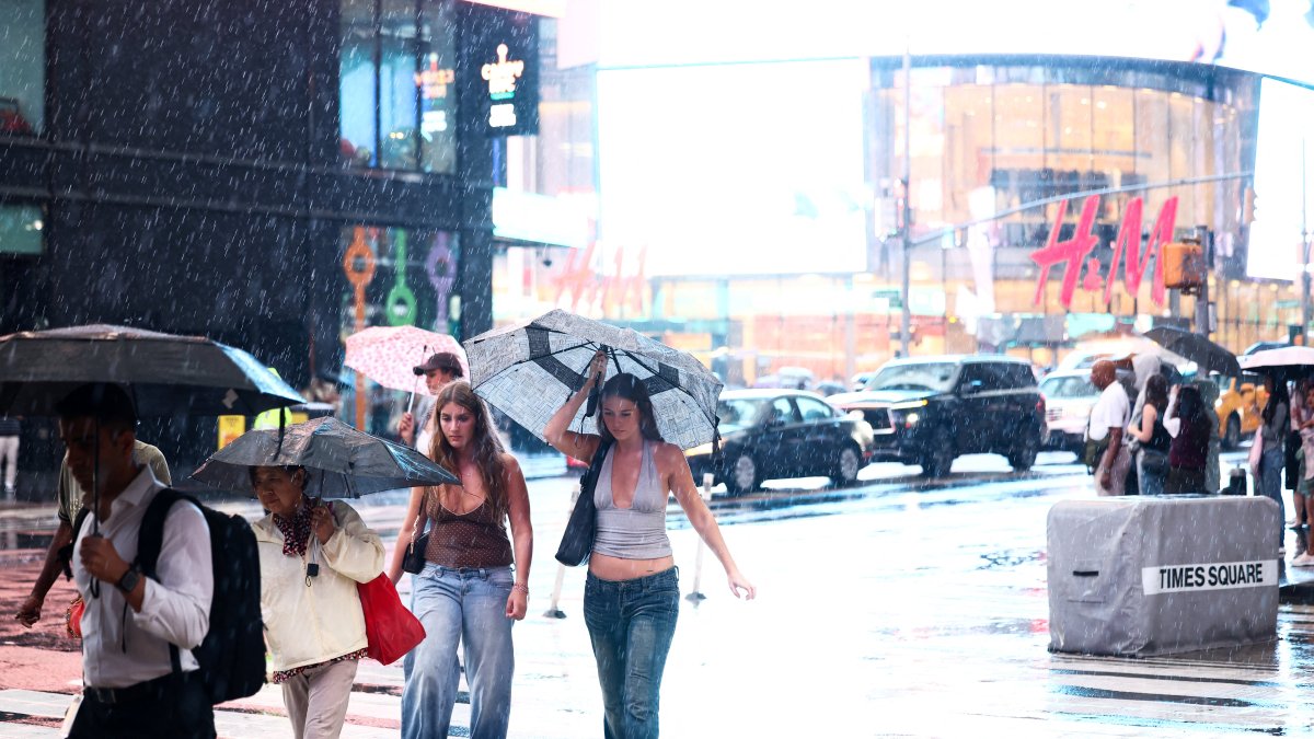 Personas caminan bajo la lluvia en Nueva York