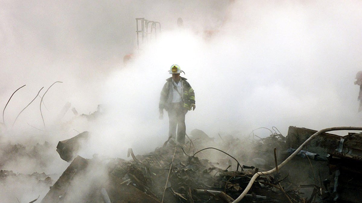 Un bombero camina entre los escombros tras el atentado del 11-S