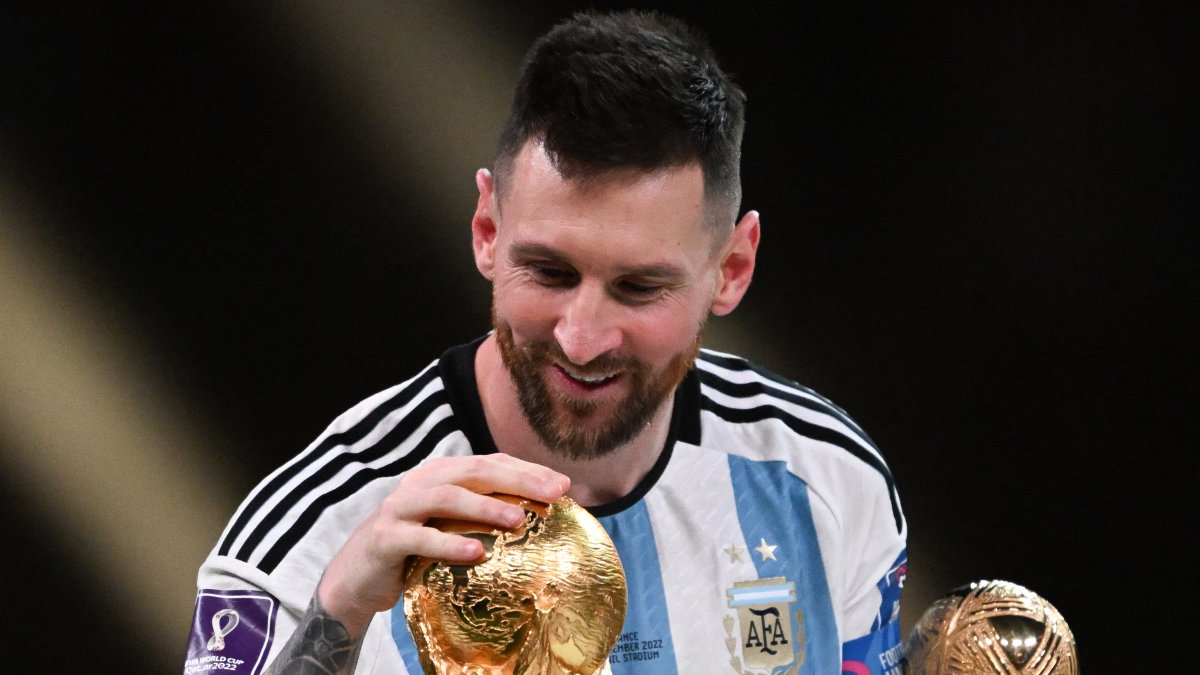Lionel Messi with the World Cup / Kirill KUDRYAVTSEV
