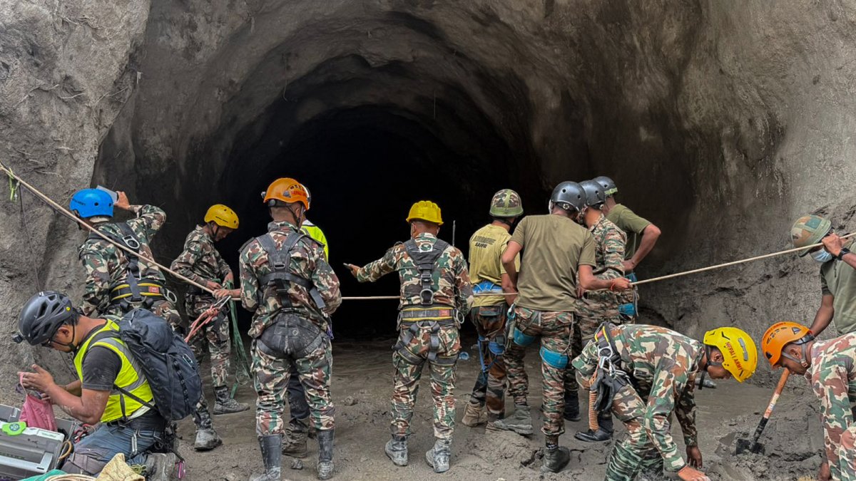 El Ejército lleva a cabo una operación de rescate en el sitio de un túnel del proyecto hidroeléctrico en Rasuwa.