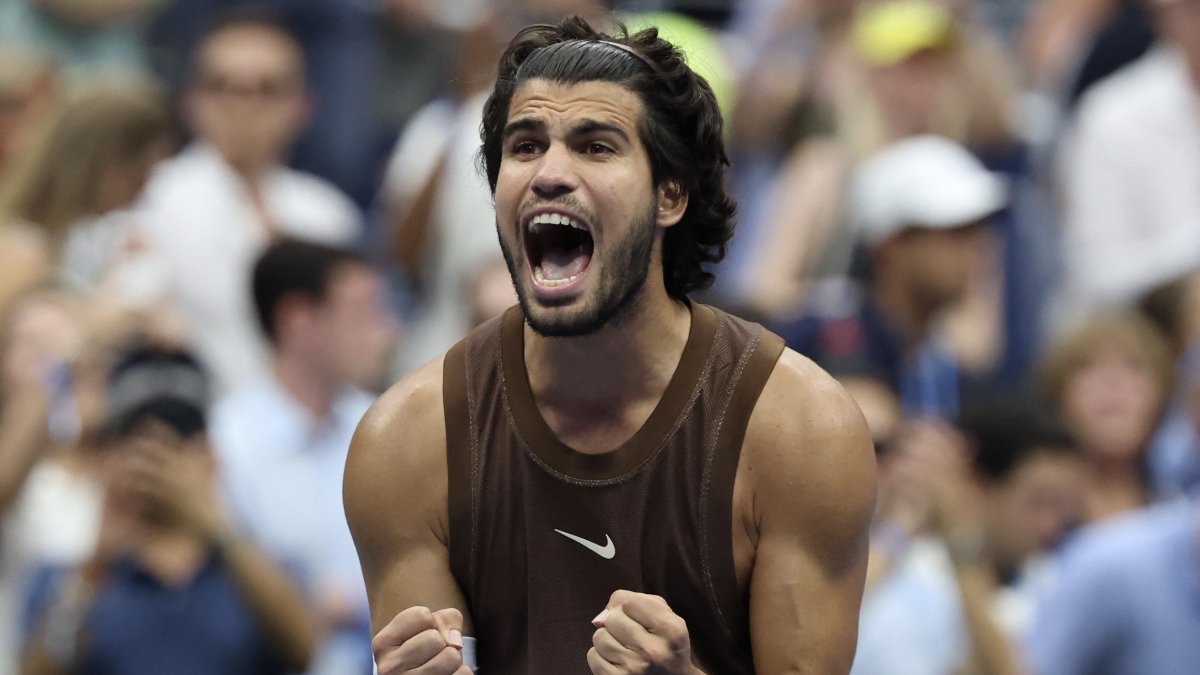 Alcaraz celebra su victoria en su primer partido del US Open