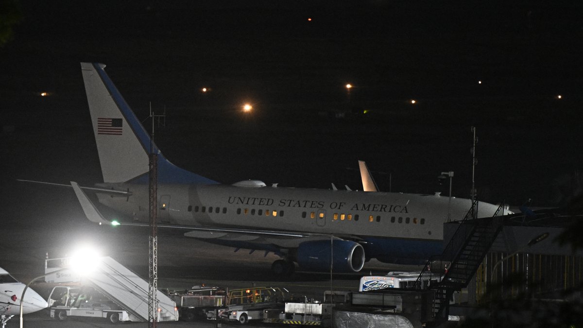 El avión que transportaba al secretario de Energía, Chris Wright, tras aterrizar en La Guaira