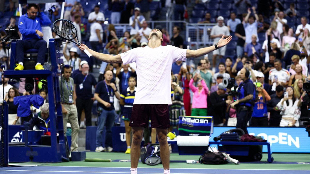 Zverev celebra su triunfo en su debut en el US Open