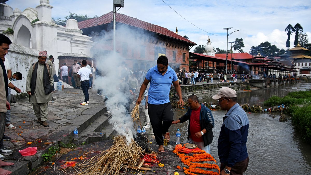 Ritos hindúes nepalíes durante funerales simbólicos