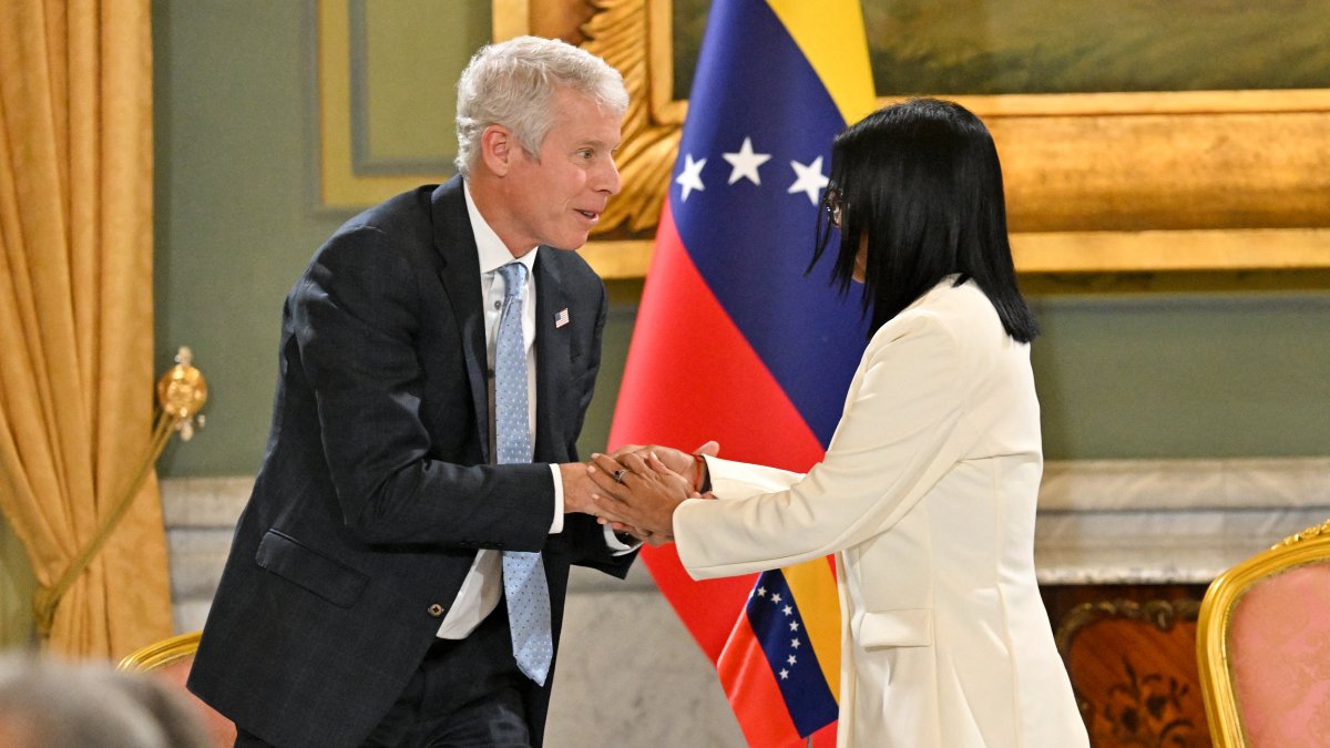 El secretario de Energía de Estados Unidos, Chris Wright, y la presidenta encargada de Venezuela, Delcy Rodríguez
