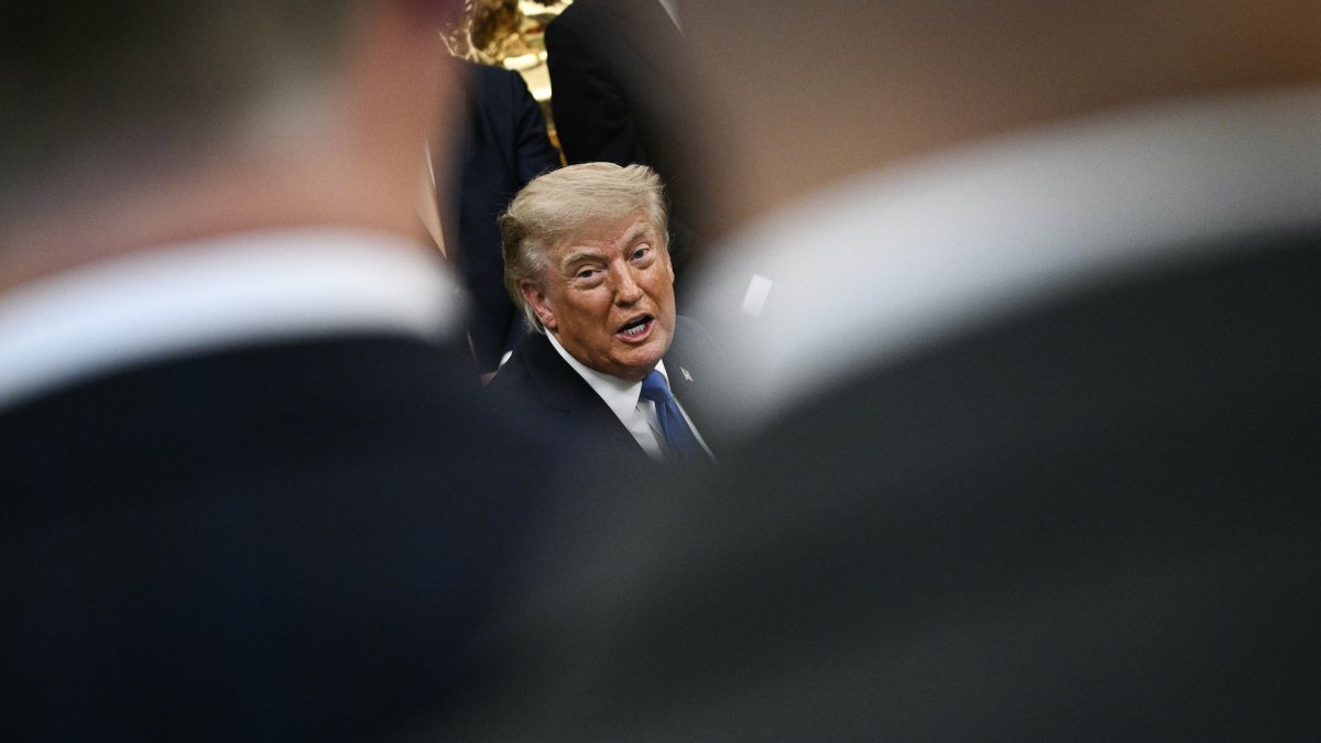 Donald Trump responde a preguntas de la prensa durante una reunión con ejecutivos de la industria turística, este 2 de septiembre.