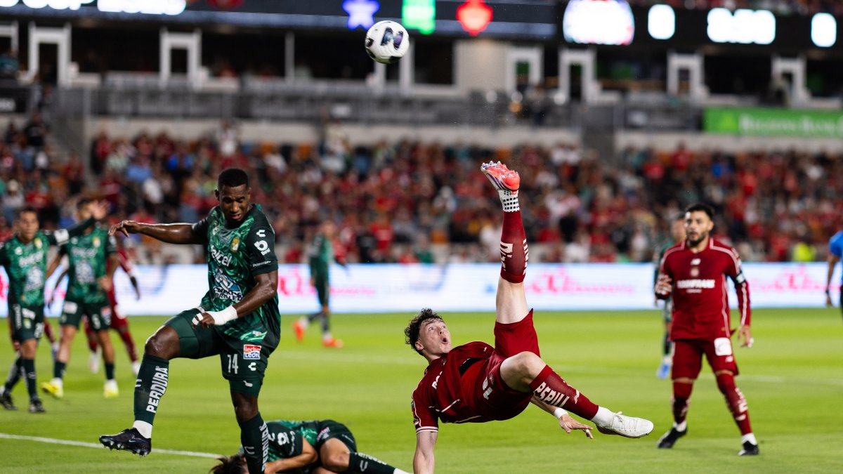 Federico Viñas realiza una chilena durente la semifinal