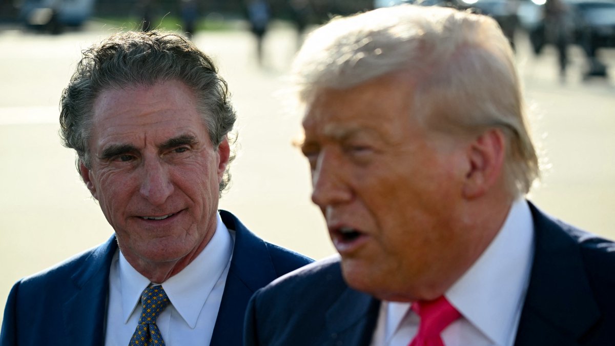 Doug Burgum, secretario del Interior, junto a Donald Trump/ Andrew Caballero- Reynolds