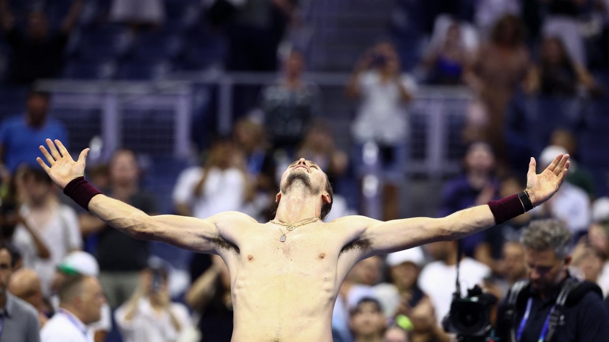 Zverev celebrates his second-round advancement at the US Open