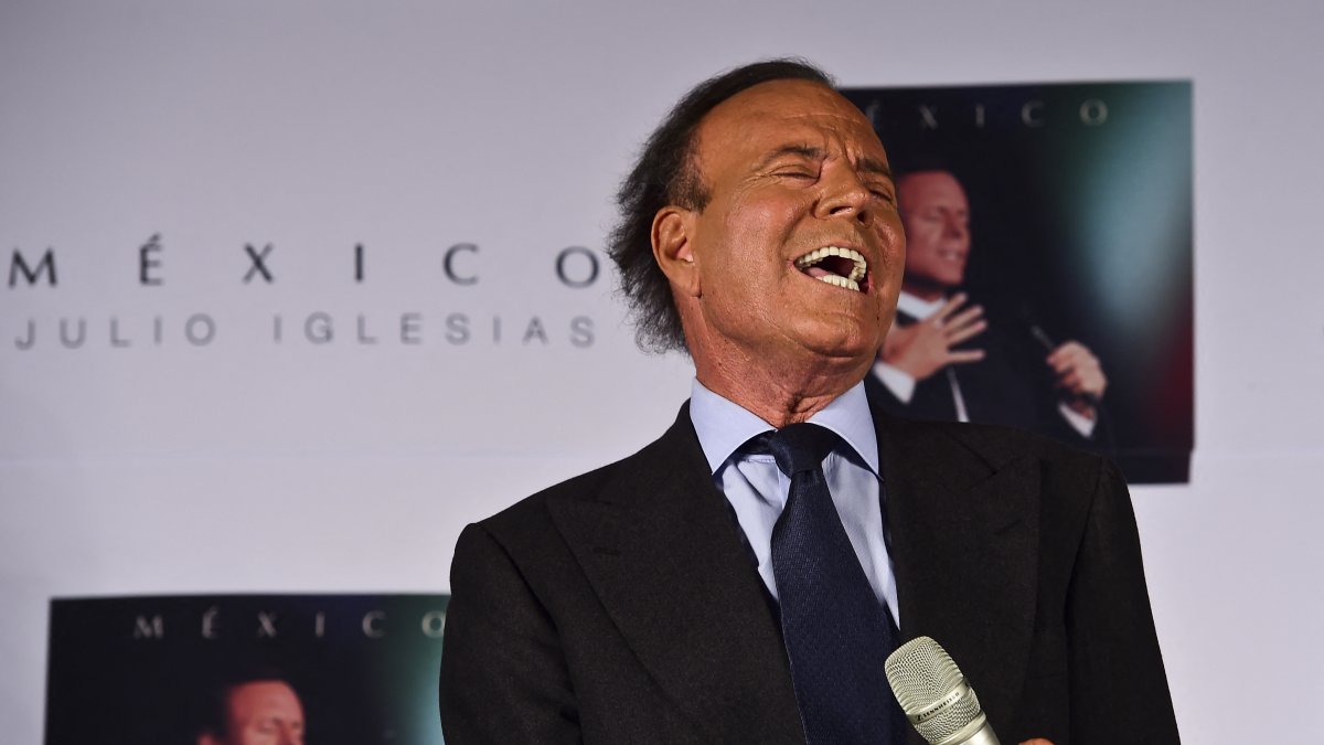 (File photo) Spanish singer Julio Iglesias