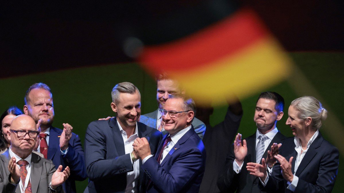 Ulrich Siegmund (third from the left), the big winner in the Saxony-Anhalt state election