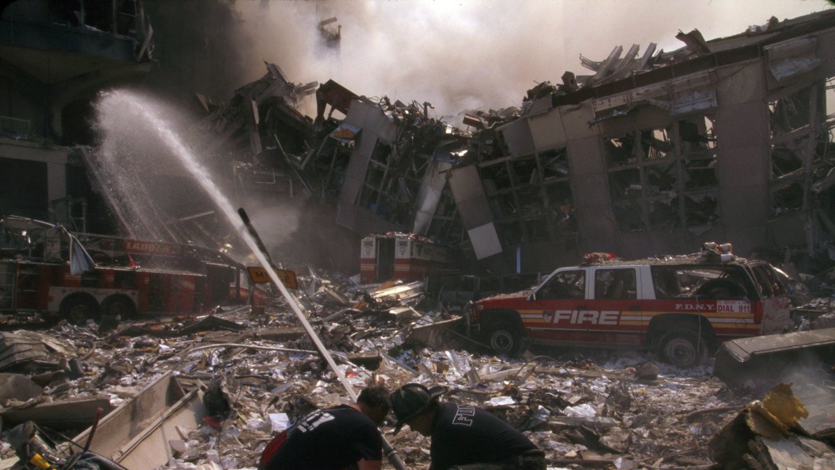 Bomberos combaten un foco de incendio durante el 11-S/ Ann Ronan Picture Library
