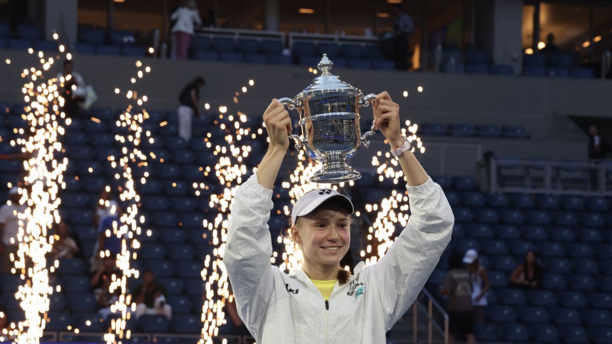 La kazaja Elena Rybakina levanta el trofeo de campeona tras ganar la final individual femenina de tenis contra la bielorrusa Aryna Sabalenka.