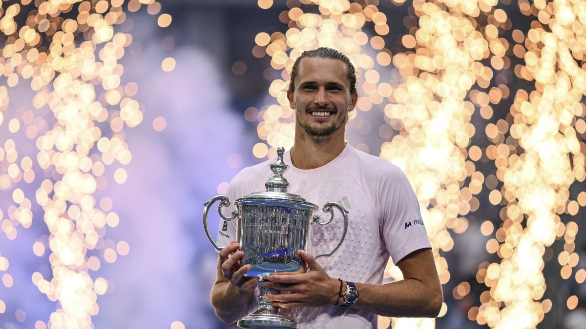El alemán Alexander Zverev sostiene el trofeo tras derrotar al estadounidense Ben Shelton.