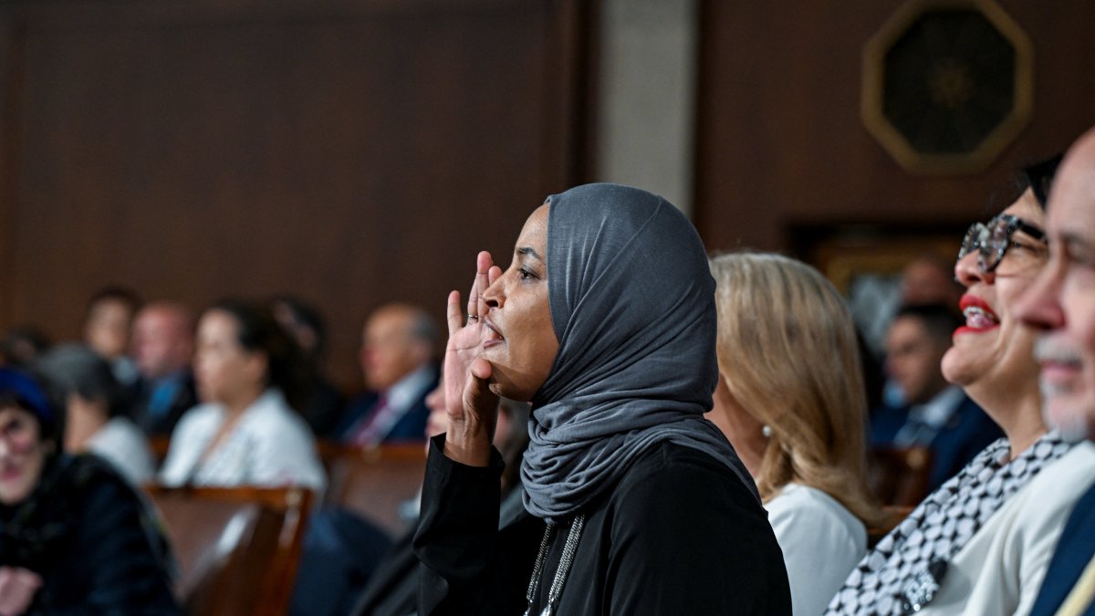 Ilhan Omar grita mientras el presidente Donald Trump pronuncia el discurso sobre el Estado de la Unión, el 24 de febrero de 2026.