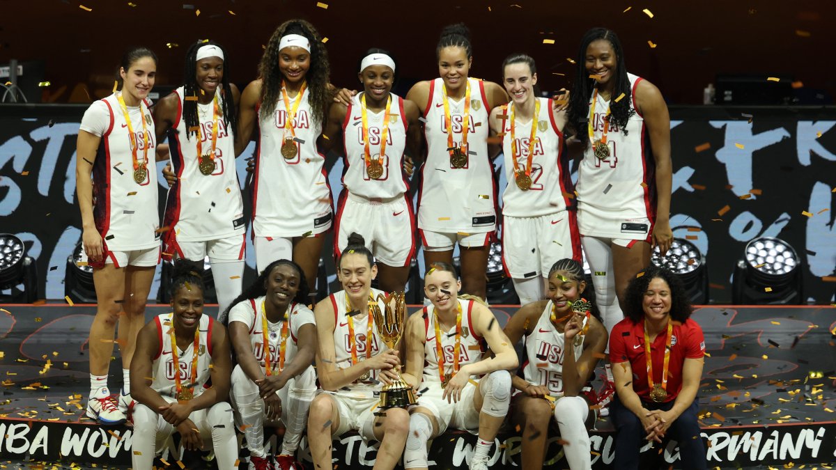 The U.S. women's basketball team poses after the FIBA World Cup award ceremony.