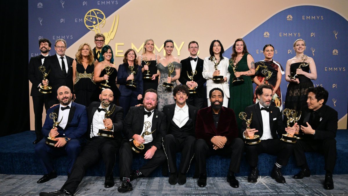 El reparto y el equipo técnico de 'Widow's Bay' posan con los Emmy