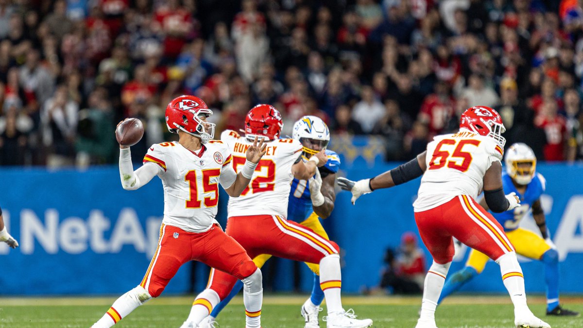 Mahomes se prepara para lanzar un pase