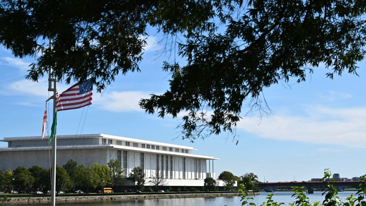El exterior del John F. Kennedy Center se ve desde el Georgetown Waterfront en Washington, D. C.