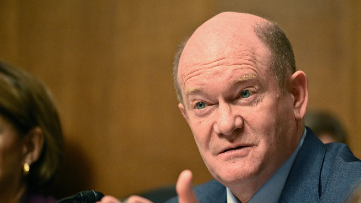 Chris Coons on Capitol Hill/ ROBERTO SCHMIDT