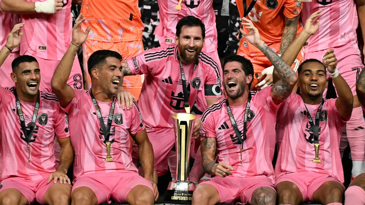 Lionel Messi lifts the trophy alongside his teammates after defeating Mexico's Cruz Azul