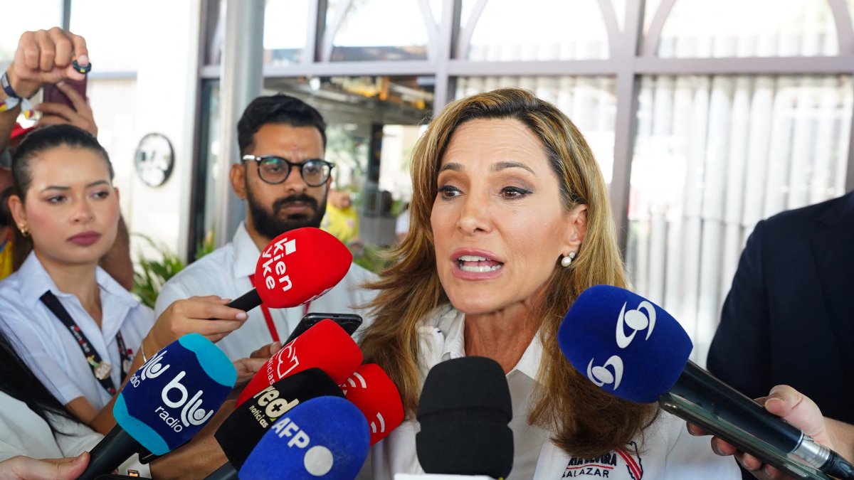 Maria Elvira Salazar speaking with the press/ Vanexa Romero