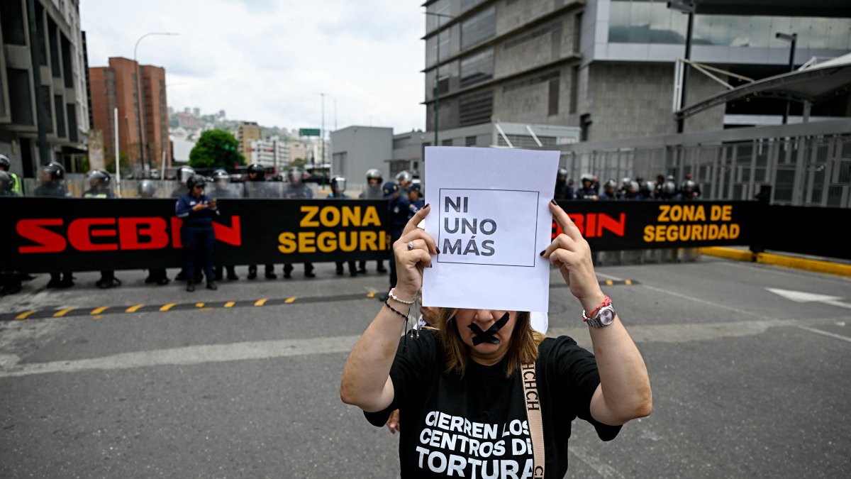A protester in front of SEBIN headquarters in Caracas, in May 2026.