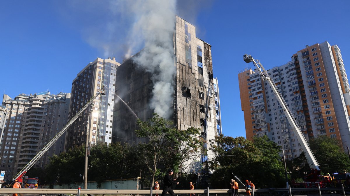 Bomberos sofocan un incendio en un edificio administrativo tras un ataque con drones rusos